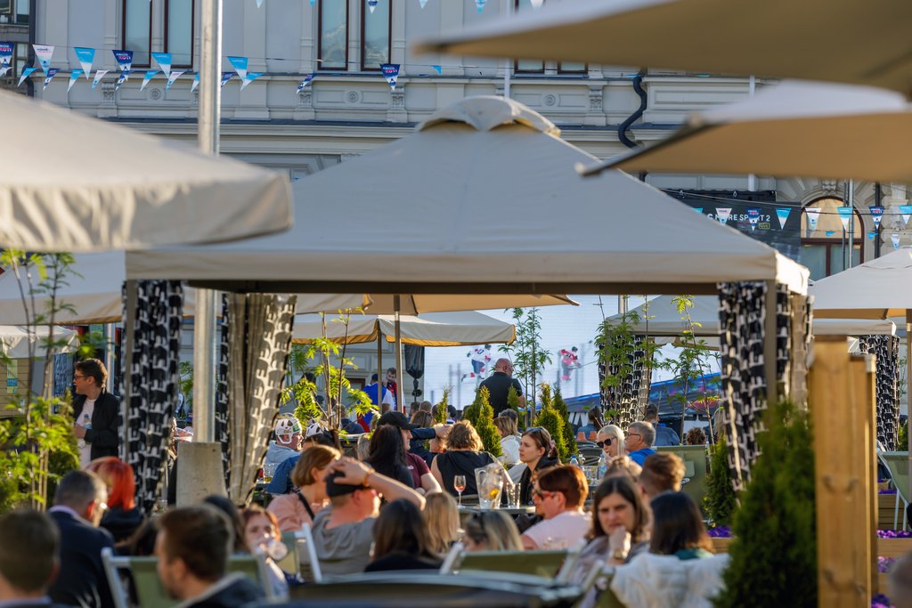 People sitting down at a summer terrace restaurants.