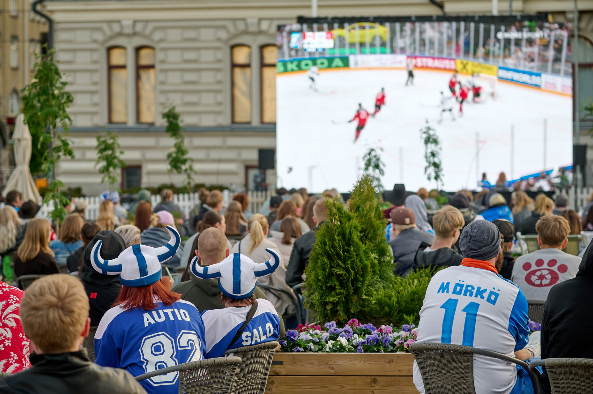 Ice hockey fans watching a game uin Kesäkeidas - Summer Terrace Restaurants.